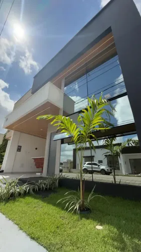 PORTO MARINA - Casa de 3/4 sendo 2 suítes, Área Gourmet c/ Jacuzzi, na Av. Principal.