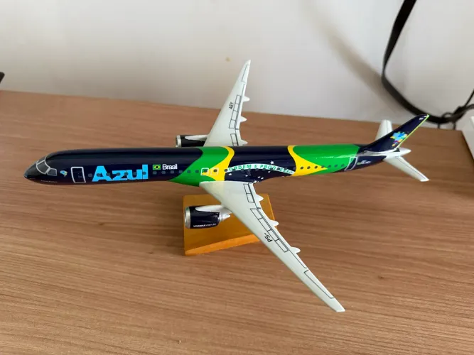 Miniatura Embraer E2 Brasil 28cm