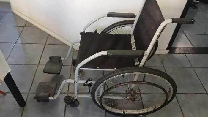 Vendo cadeira de banho e cadeira de rodas