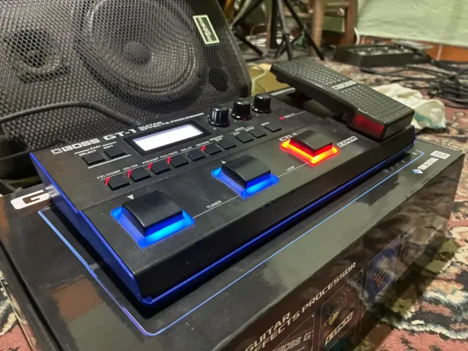 (OPORTUNIDADE) BOSS GT-1 NA CAIXA COM FONTE 9v