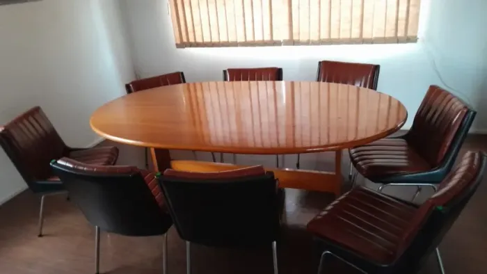 Mesa de reunião gerencial em madeira 8 lugares