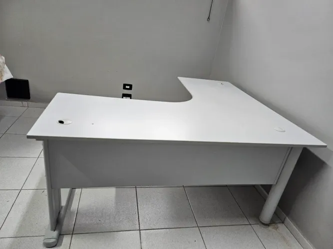 Mesa de escritório em L