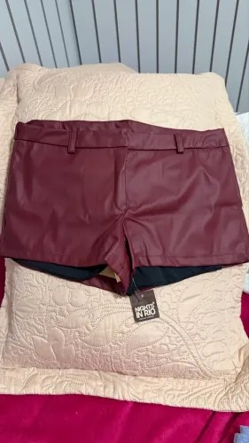 mini shorts cor vinho - nunca usado