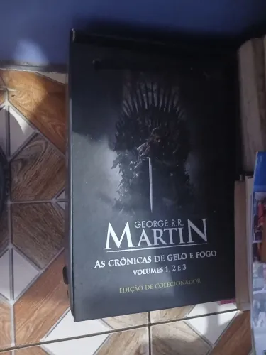 Box de livros As crônicas de gelo e fogo(seminovos e em ótimo estado)