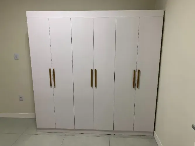Guarda-Roupa Casal 6 Portas de Bater 2 Gavetas Internas