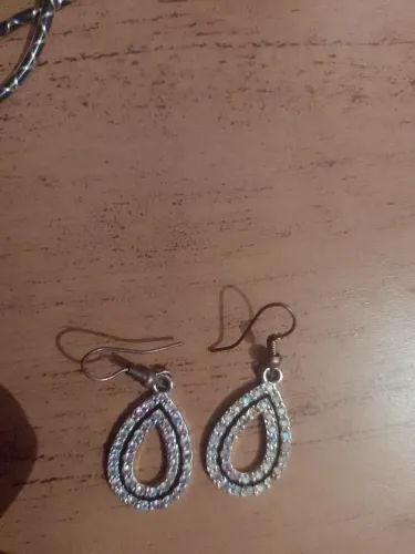 Brinco Gota prateado com preto