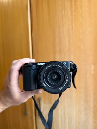 SONY ZV-E10 + DUAS LENTES + ACESSÓRIOS