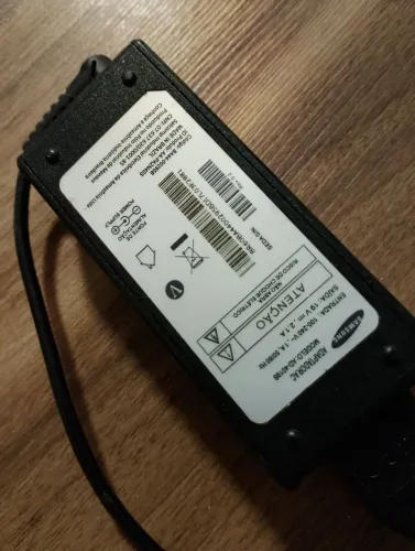 V/fonte Samsung original 19v 2.1a por 50 reais.plug agulha ? fininho .