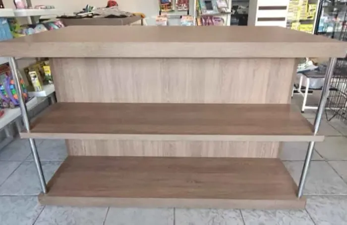 Balcão expositor em MDF