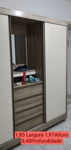 GUARDA-ROUPA COM ESPELHO