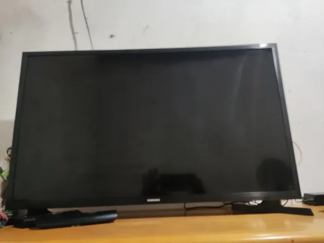 Vendo tv de 32 polegadas Samsung, para retirada de peças ,só não mostra a imagem