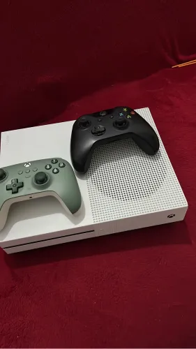 Xbox one s ( pra vender logo) leva 2 controles