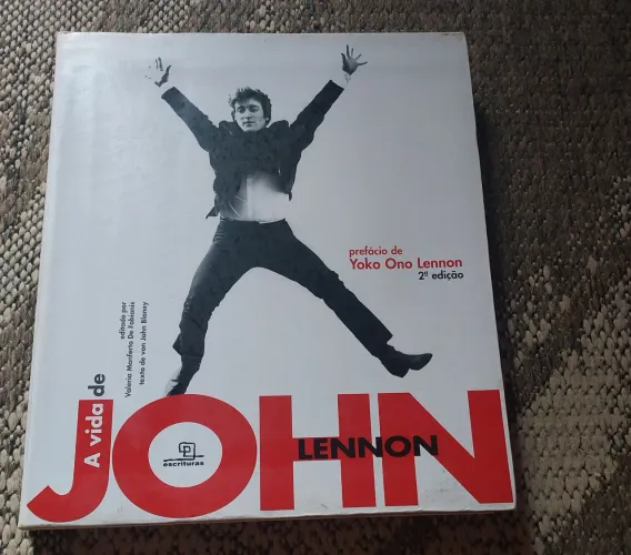 Livro- A Vida de John Lennon, prefácio de Yoko Ono, segunda edição, capa mole, 268 paginas