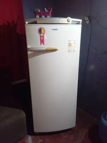 Geladeira usada  gelando  muito bem 