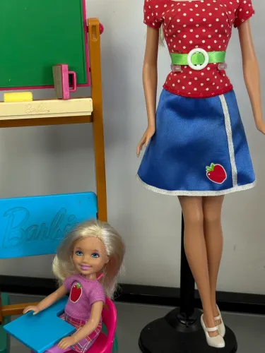 Barbie 2009 Professora com Aluna e Sala de Aula - Kit Escolar Completo