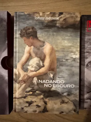BOX TAG Livro Nadando no Escuro de Tomasz Jedrowski