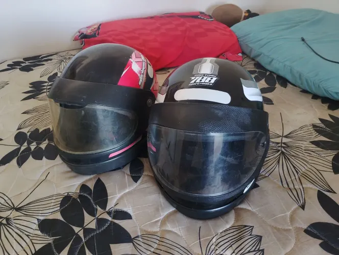 2 capacetes de moto