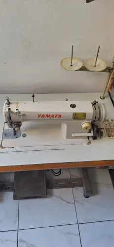 Máquina de Costura Reta Yamata com Bancada