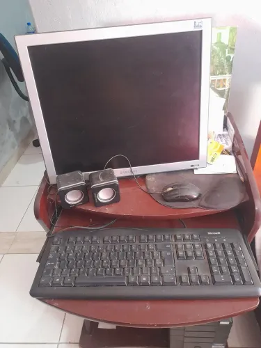 Computador completo seminovo. Com estante
