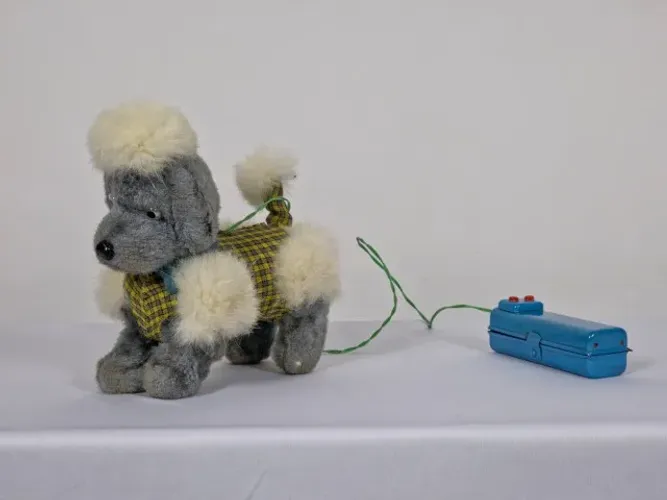 Brinquedo de Lata Década de 60, em formato de cachorro. Fabricado no Japão. Não Testado