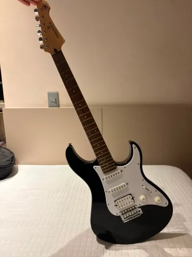 Guitarra Yamaha Pacifica + Amplificador BORNE + acessórios