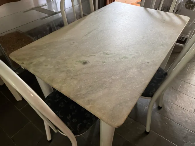 Mesa de mármore com 4 cadeiras 
