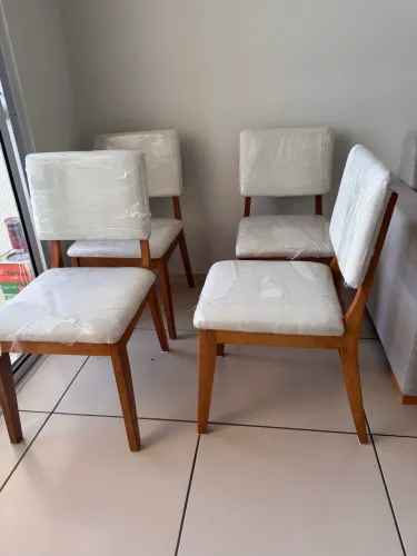 4 cadeiras de madeira com estofado off-white