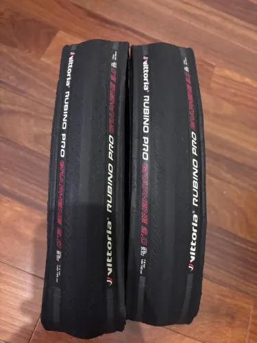 Par de Pneus Vittoria Rubino Pro Graphene 2.0 700x25c - Novos ( retirados de bike )