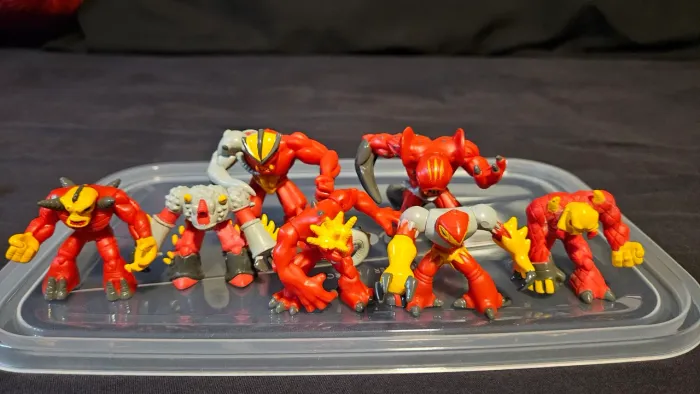 Lote com 22 miniaturas Gormiti