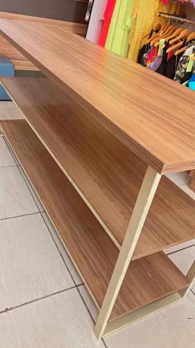 MESA 2 MTS EXPOSITORA MDF COM 2 PRATELEIRAS