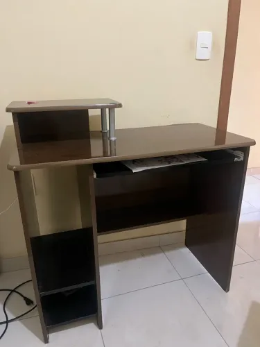 Mesa de estudo em ótimo estado