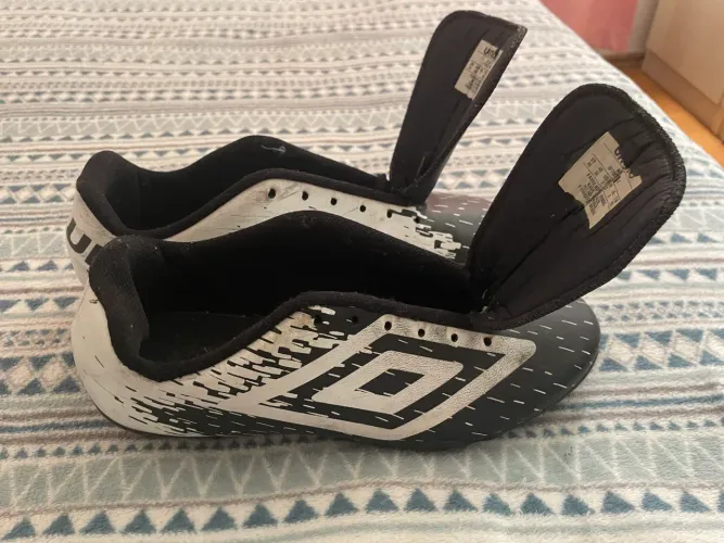 Chuteira de futebol para campo de grama sintética