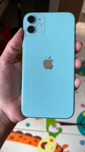 iPhone 11 Verde 64GB - Seminovo (Detalhe no Carregamento)