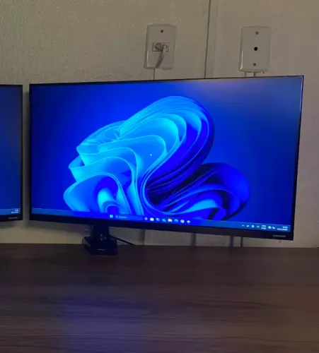 Monitor Samsung T350, 27 polegadas, 75Hz, IPS, HDMI. *RISCO NA TELA*