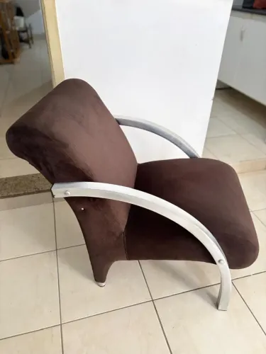 2 Poltronas Arco em alumínio tecido suede veludo marrom