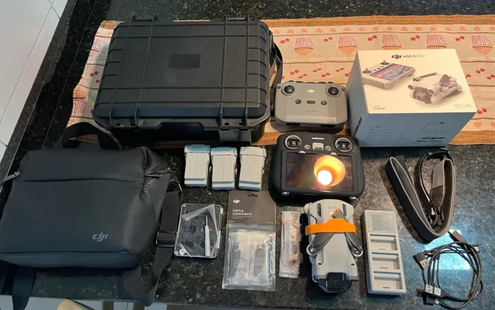 DJI Mini 3 Pro + Kit Fly More Completo + Controle RC (Tela) + Case Rígida + Extras