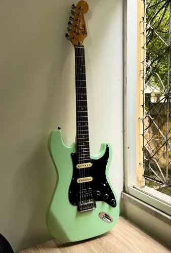 GUITARRA STRATOCASTER MODIFICADA 