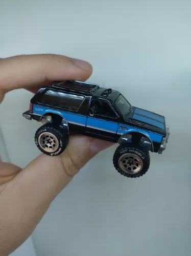 Hotwheels Chevy Blazer 4x4 Tubular Trucks Preta 1:64 Novo Hot Wheels