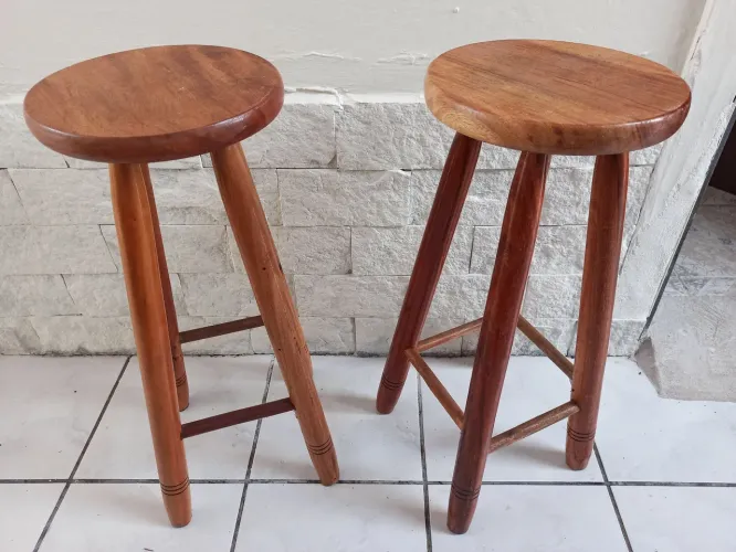 2 Banquetas madeira já envernizadas 0.70cm de altura