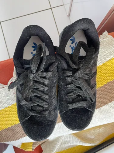 Tênis preto adidas