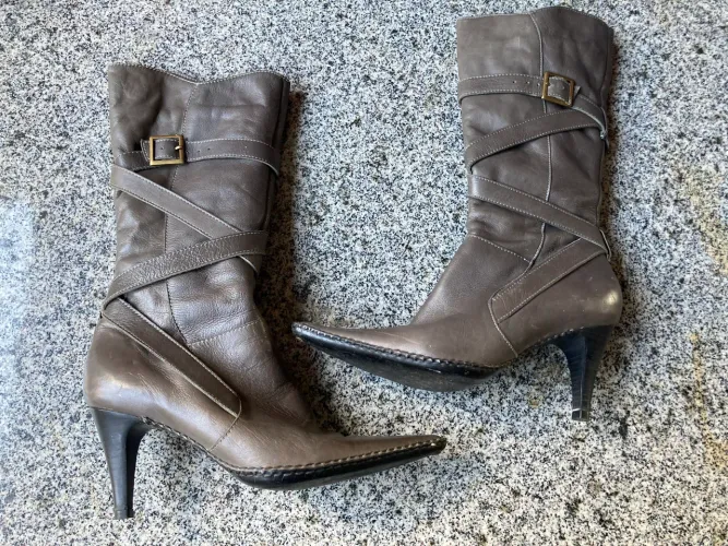 Bota Feminina Cano Alto Cinza Salto Alto Fivelas, Tamanho 34/35 