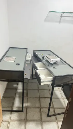 Mesa e carrinho de manicure