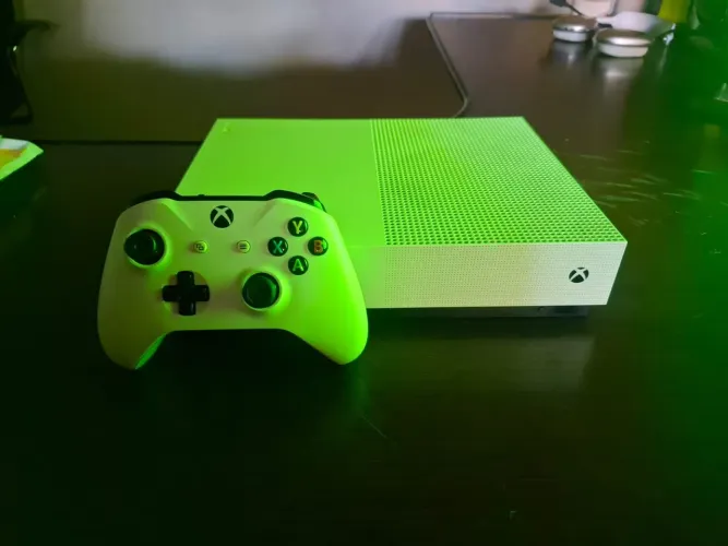 Xbox One S Digital Edition 1 TB + 1 Controle Original + Suporte para 2 controles preto