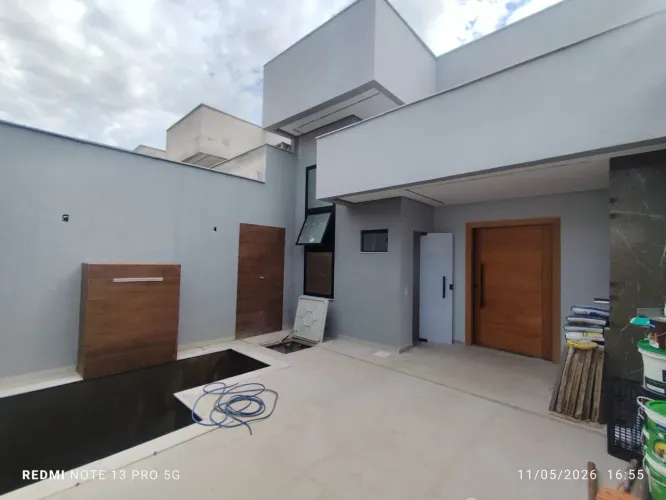 CASA NOVA COM PISCINA À VENDA - BAIRRO PARAÍSO