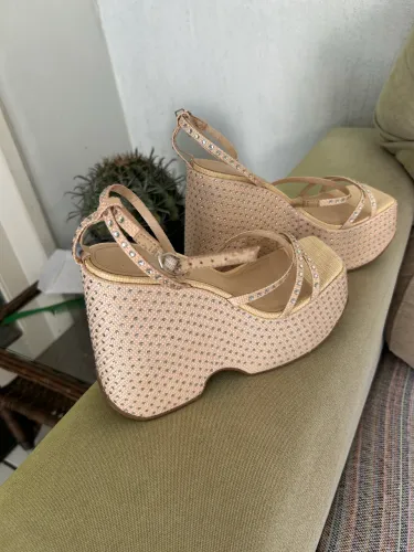 Sandália Plataforma Arezzo Nude Detalhes Em Strass Anabela
