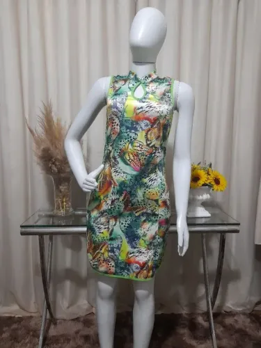 Vestido estilo chinês estampado com elastano e botão. <br>?Tam P<br>?25,00