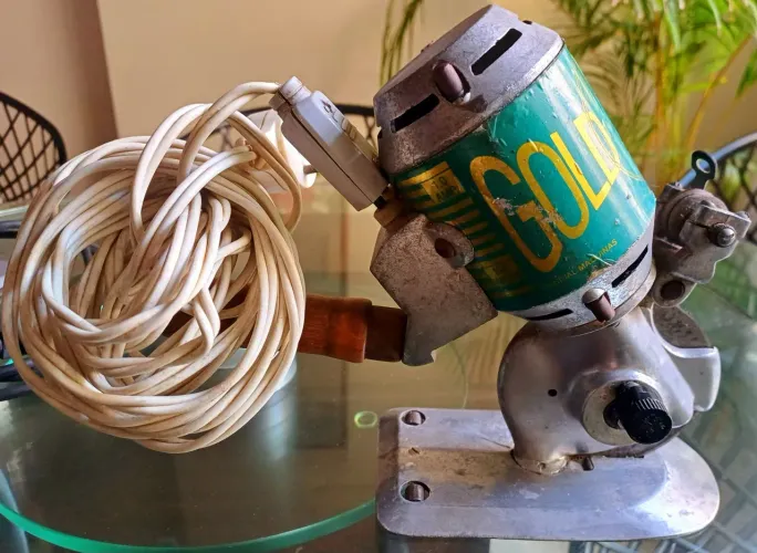 CORTADOR DE TECIDO ELÉTRICA GOLD -EM EXELENTE ESTADO!!