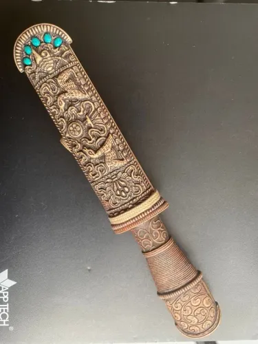 Faca Decorativa Artesanal com Bainha Entalhada e Pedras