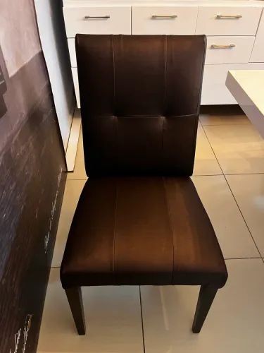 Duas cadeiras de madeira totalmente estofadas. Aceito negociar!!