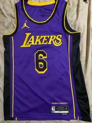 Regata Lakers, roxa tamanho M, usada. Ler anúncio.